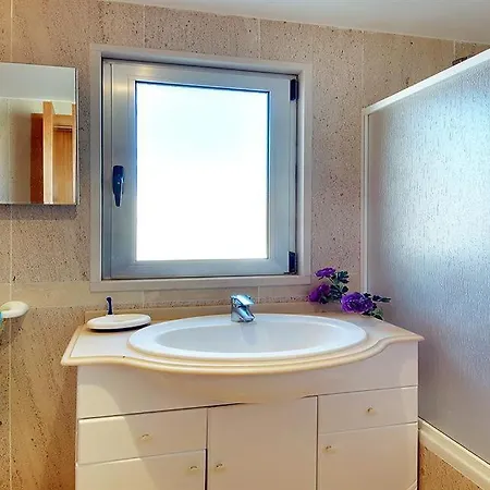 Sleeps 8 With Pool Air Con And Wifi Gale de Cima