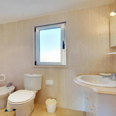 Sleeps 8 With Pool Air Con And Wifi